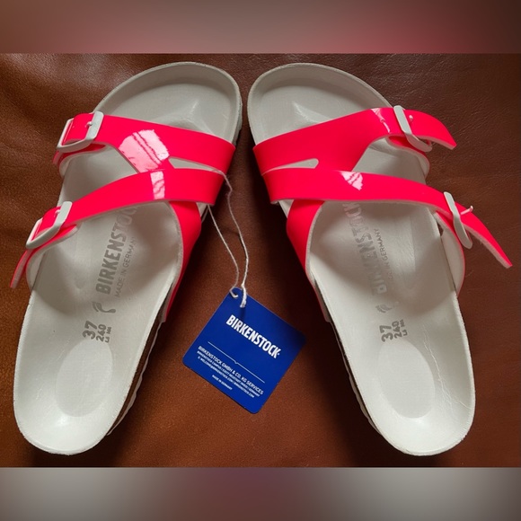 BNWT! BNWOB! Birkenstock, Yao Hex Patent Finish Sandal in Neon Pink 6-6.5US/37EU - Picture 1 of 8